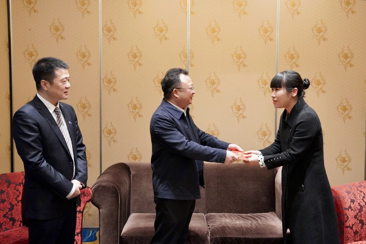 省國資委黨委委員、副主任何政一行走訪慰問省旅投集團生活困難黨員